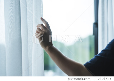 窗邊的女人 117101623