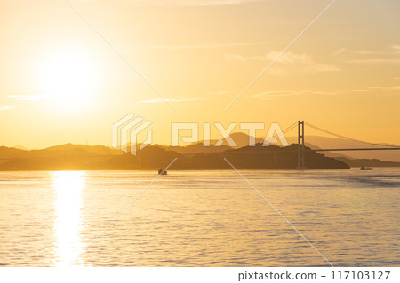 夏季瀨戶內海、來島海峽和來島海峽大橋的夜景 夏季瀨戶內海、來島海峽和來島海峽大橋的夜景 117103127