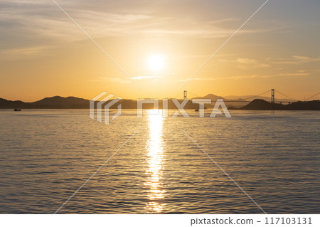 夏季瀨戶內海、來島海峽和來島海峽大橋的夜景 117103131