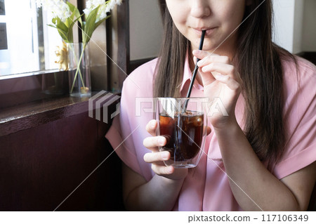 在咖啡館喝冰咖啡的女人 117106349