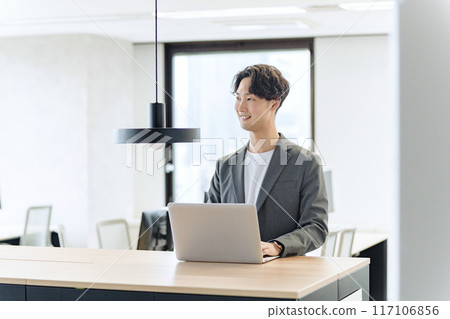 日本男商人（與同事對話） 117106856