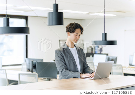 Japanese male businessman (operating a PC) 117106858
