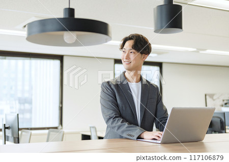 Japanese male businessman (talking to a colleague) 117106879