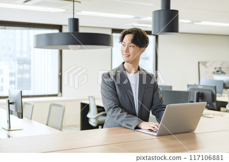 Japanese male businessman (talking to a colleague) 117106881