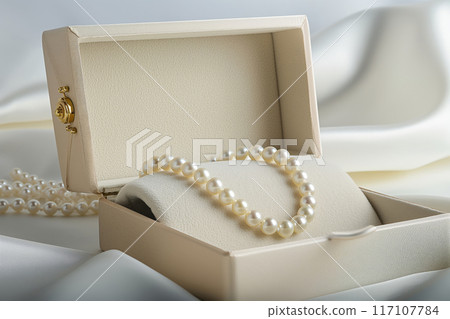 Elegant pearl necklace in a luxury gift box 117107784