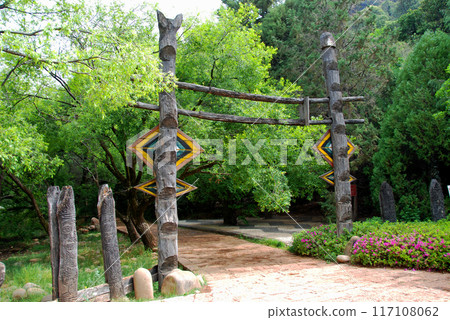 圖騰柱，納西族的柱狀木雕，麗江，雲南省，中國 117108062