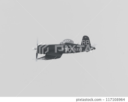 美國海軍沃特F4U-4海盜船上戰鬥機盤旋 美國海軍沃特F4U-4海盜船上戰鬥機盤旋 117108964