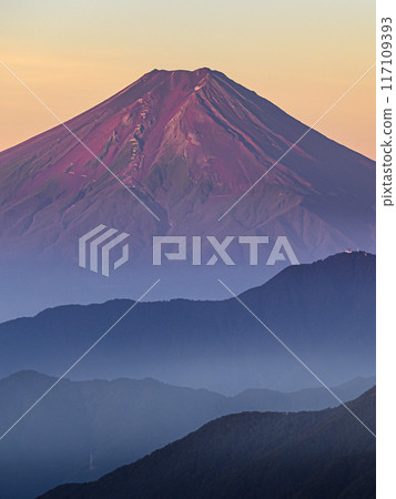 (Yamanashi Prefecture) Red Fuji and mountain ranges seen from Mt. Karagaharazuri 117109393