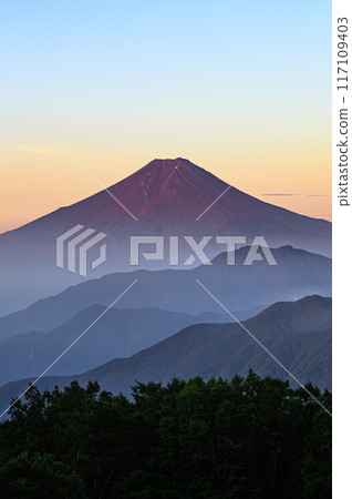 （山梨縣）從雁原折山看到的紅富士和山脈 117109403