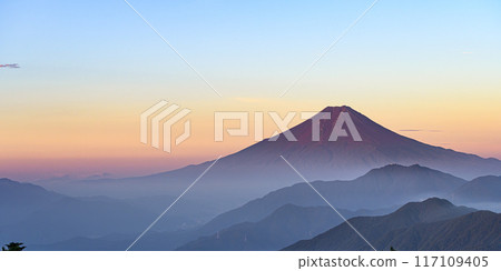 (山梨縣)從雁原折山看到的紅富士和山脈 (山梨縣)從雁原折山看到的紅富士和山脈 117109405
