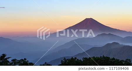 （山梨縣）從雁原折山看到的紅富士和山脈 117109406