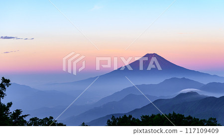 （山梨縣）從雁原折山看到的紅富士和山脈 117109409