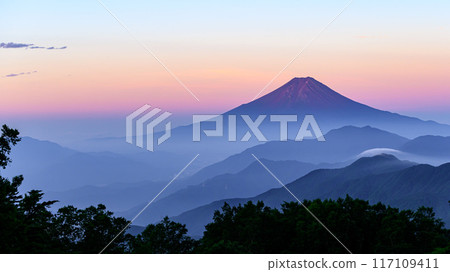 (山梨縣)從雁原折山看到的紅富士和山脈 (山梨縣)從雁原折山看到的紅富士和山脈 117109411