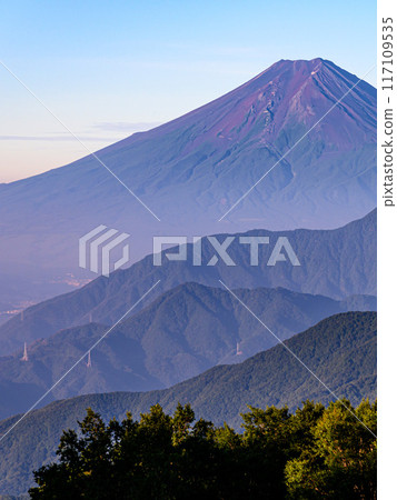 (Yamanashi Prefecture) A spectacular view of Mt. Fuji and the mountain ranges from Mt. Karagaharazuri (Yamanashi Prefecture) A spectacular view of Mt. Fuji and the mountain ranges from Mt. Karagaharazuri 117109535