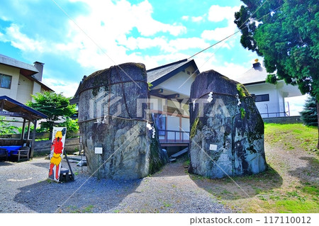 The giant stone of Mitsuishi Shrine 117110012