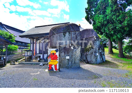 The giant stone of Mitsuishi Shrine 117110013