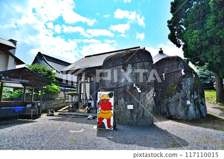 The giant stone of Mitsuishi Shrine 117110015