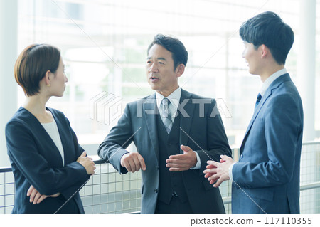 商務人士在辦公室走廊聊天 商務人士在辦公室走廊聊天 117110355
