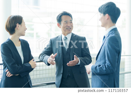 商務人士在辦公室走廊聊天 117110357