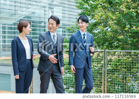 商務人士在露臺上聊天 117110369