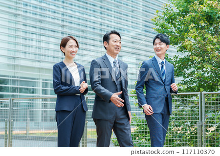 商務人士在露臺上聊天 117110370