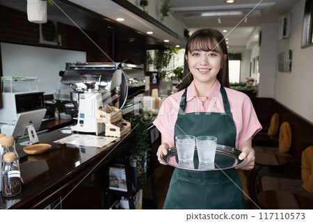 咖啡館裡挑水的女員工 咖啡館裡挑水的女員工 117110573