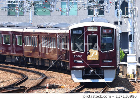 [Hankyu] 2300 series (Kyoto Line: Osaka Umeda Station) 117110986