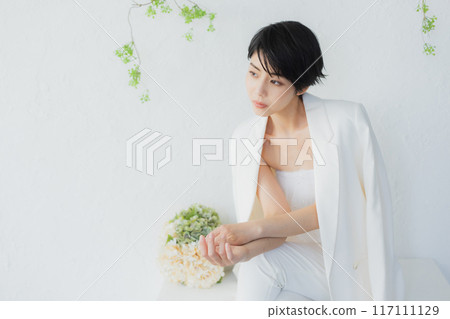 Image of a bride in a pants dress 117111129