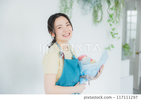 A woman making a bouquet 117111297