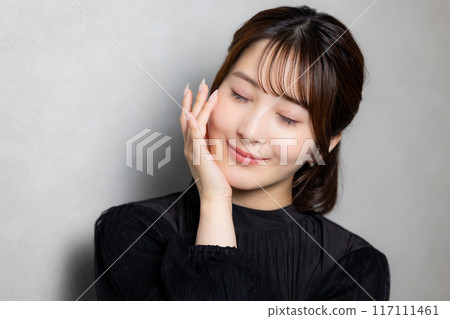 穿黑色上衣的女性 穿黑色上衣的女性 117111461