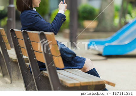 公園裡的高中女孩 117111551