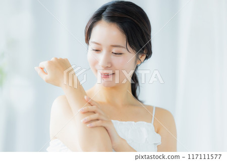 一位年輕女子感到皮膚濕潤 117111577