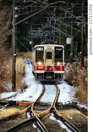 At the hot spring station "Nakamiyori Onsen", where the snow has begun to change... 6050 series train running fast on Minamiaizu Road 117111959
