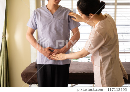 脊椎按摩師正在接受身體護理培訓 117112393