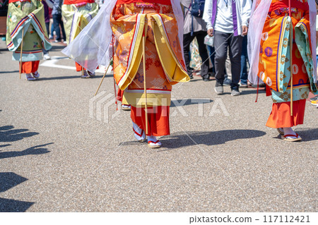 在三重縣明和町舉行的齋王節上，齋王團體和圍觀者 117112421