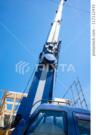 用起重機提升木材的房屋建築工地 117112433
