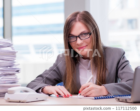 Businesswoman working in the office 117112500