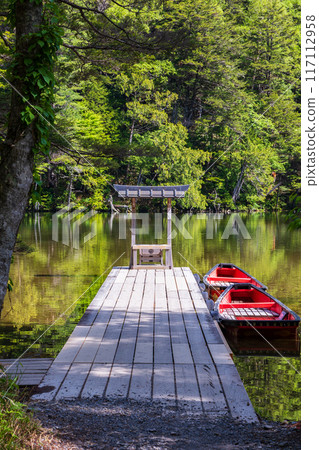 日本最好的山區度假勝地之一,綠樹成蔭的上高地,明神池 日本最好的山區度假勝地之一,綠樹成蔭的上高地,明神池 117112958