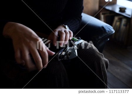 女人的手擺弄底片相機 女人的手擺弄底片相機 117113377