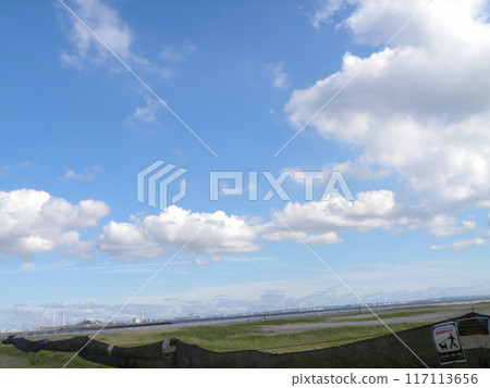 Blue sky and white clouds above Kemigawa beach 117113656