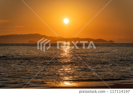從伊良湖岬看到的海上日落 從伊良湖岬看到的海上日落 117114197