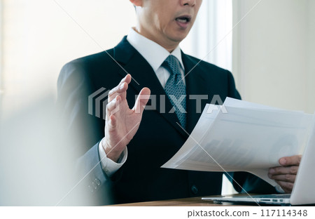 商人查看數據後震驚 117114348