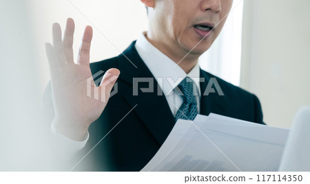 商人查看數據後震驚 117114350