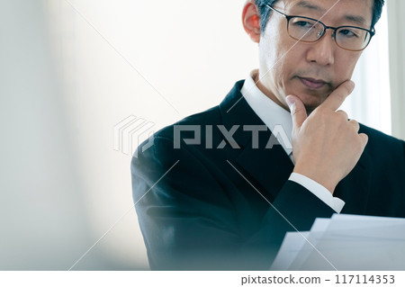 Businessman shocked at the data 117114353