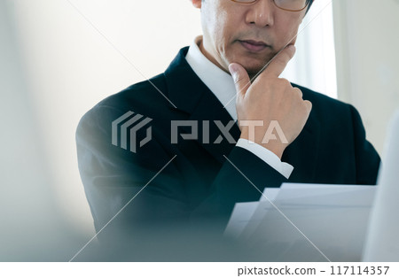 商人查看數據後震驚 117114357