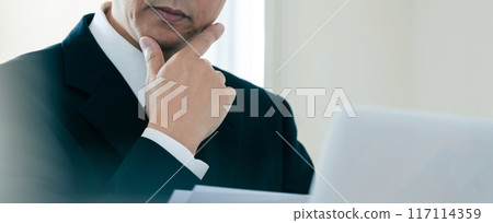 商人查看數據後震驚 117114359