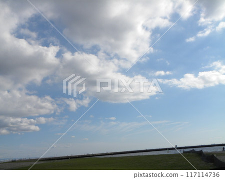 Blue sky and white clouds seen at Kemigawahama Blue sky and white clouds seen at Kemigawahama 117114736