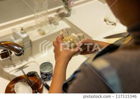 家庭主婦洗杯子 家庭主婦洗杯子 117115346