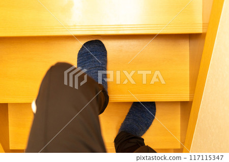 男人爬樓梯 男人爬樓梯 117115347