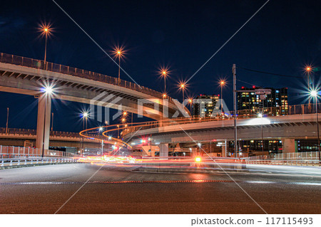 高速路口閃閃發光的夜景 117115493